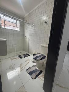 Apartamento com Estacionamento, Wi-Fi, Ar condicionado a 300 metros da Praia da Enseada no Guarujá.