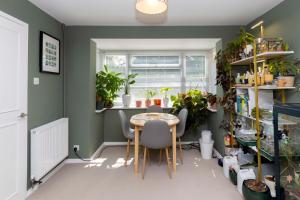 Haywards Heath 2BR House w Parking