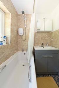 Haywards Heath 2BR House w Parking