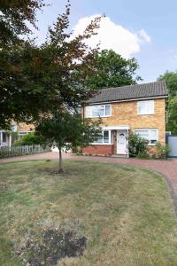 Haywards Heath 2BR House w Parking