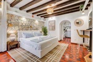 Colosseum Loft, Rustic-modern charm