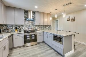 3 Mi to Desert Diamond Arena Peoria Home with Yard!