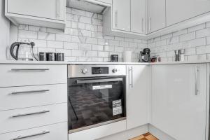 Modern 3BR Escape, Work & Relax, Fast Links to London, Free Parking