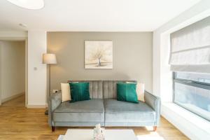 Modern 2-bed central Swindon flat, 1 free parking