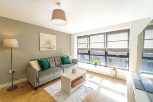 Modern 2-bed central Swindon flat, 1 free parking