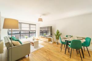 Modern 2-bed central Swindon flat, 1 free parking