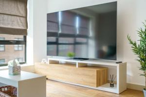 Modern 2-bed central Swindon flat, 1 free parking