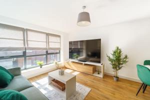 Modern 2-bed central Swindon flat, 1 free parking