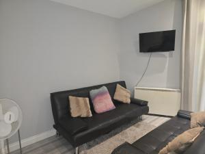 The Reading Chalet and gardens, suitable for contractors