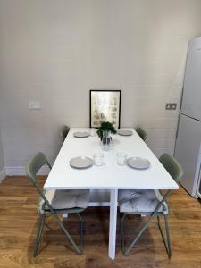 Stokey Skyline Retreat With Balcony