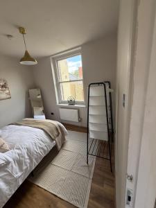 Stokey Skyline Retreat With Balcony