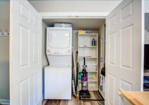 In-Unit Washer & Dryer with AC - Pets ok - Fenced yard