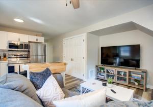 In-Unit Washer & Dryer with AC - Pets ok - Fenced yard