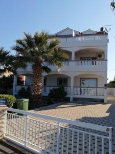 Apartments by the sea Brodarica, Sibenik - 4195