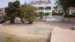 Apartments by the sea Brodarica, Sibenik - 4195 