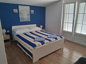 Apartments by the sea Povljana, Pag - 17222