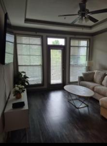 Modern One-Bedroom in Midtown