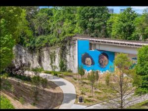 Modern One-Bedroom in Midtown