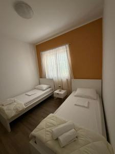 Apartments by the sea Pirovac, Sibenik - 15403