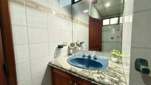 SUITE 2 CAMAS, TV, WIFFI, PARKING, a 3 MINUTOS DEL AEROPUERTO DE GUAYAQUIL, LAS GARZAS SAN MARINO SHOPPING