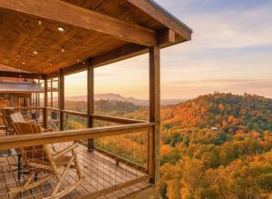 Luxury Smoky Mountain Cabin with Hot Tub and Views