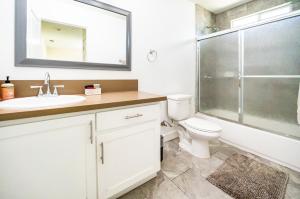 Spacious 5BR 3BA Home with Free Parking and WiFi 10 Minutes to Downtown LA Perfect for Large Groups