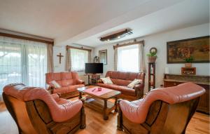 3 Bedroom Beautiful Home In Novi Marof 