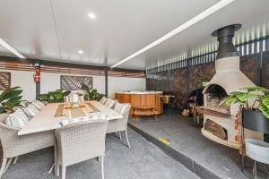 Ellies Luxe Cottage Escape - Sleeps 8, Spa, Pizza Oven