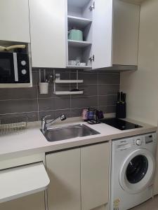 Sleek, Secure Gangnam Suite for 2 with elevator# Walk to Subway, Biz and Clincs 12