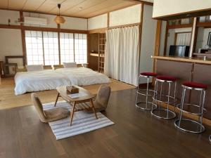 海の見える高台に佇む隠れ家宿 #貸別荘 #一棟貸切 #グループや家族旅行におすすめ #テラスで海を眺めながらBBQ #雨天時や気温の低い日は屋内でBBQが楽しめるスペース有 #BBQグリル付 #大??