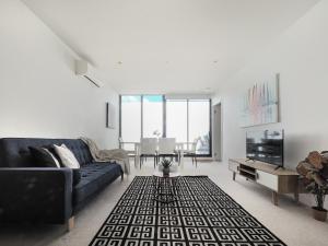 Sunny 2BR Apt in Abbotsford with Parking