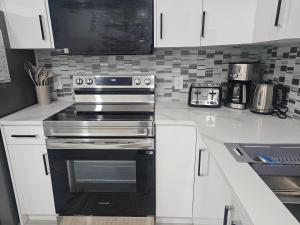 Non Smoking- Stylish Basement Suite Near Airport, Trails & Dining