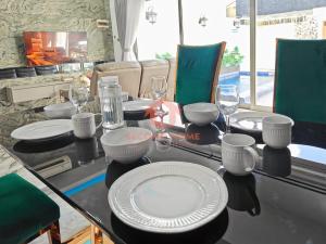 Luxury 3BR Krobokan Villa A Pool & Wi-Fi