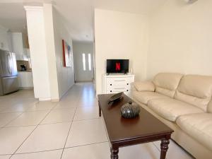 Casa Atardecer con Alberca en Privada, 5 min del Aeropuerto y Consulado Americano