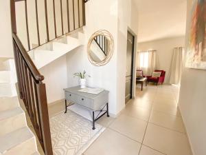 Casa Atardecer con Alberca en Privada, 5 min del Aeropuerto y Consulado Americano