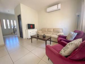 Casa Atardecer con Alberca en Privada, 5 min del Aeropuerto y Consulado Americano