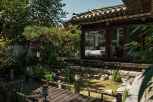 Bukchon Premium Hanok Cheongsudang Stay