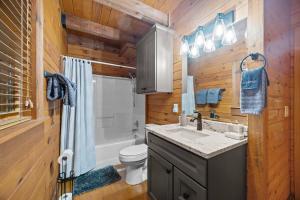 Cozy Maggie Valley Hot tub cabin