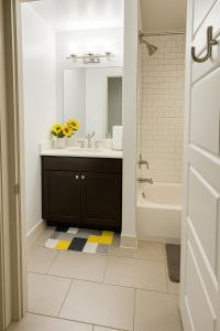 Your Bags In Your 2 Bdrm, 2 Full Bath Condo In French Quarters Prime Location