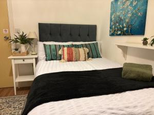 Lovely Room with a view & Parking nr Hampton Court