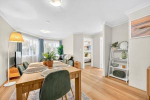 Stylish 2BR Fremantle Apartment with Pool Access