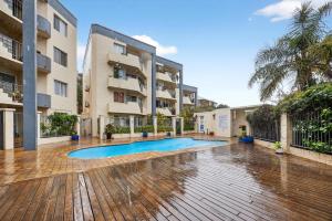 Stylish 2BR Fremantle Apartment with Pool Access