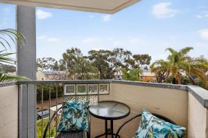 Stylish 2BR Fremantle Apartment with Pool Access
