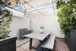 Timber & Tide Loft - Striking Design by the Beach