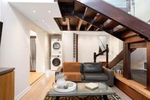 Timber & Tide Loft - Striking Design by the Beach