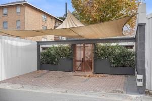 Timber & Tide Loft - Striking Design by the Beach
