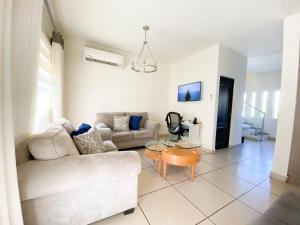 Casa Elegante con alberca a 5 min Aeropuerto y Consulado