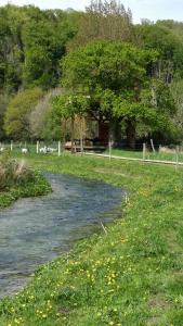 B&B / Chambres d'hotes Cabane Perchee dans la prairie de l'ancien moulin : photos des chambres