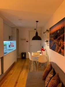 Historic Porto Balcony Hideaway - Taipas House 60