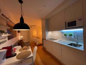 Historic Porto Balcony Hideaway - Taipas House 60